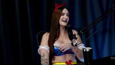 Play MP4 - BRANCA DE NEVEE DA BUCETA PELUDA DEU O CU PRO ANAO DUNGA ENCIMA DA MESA DO PODCAST DURANTE A ENTREVISTA