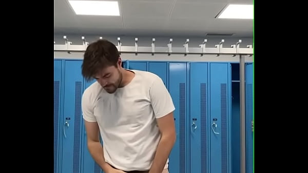 Play MP4 - Public Locker Room Wank