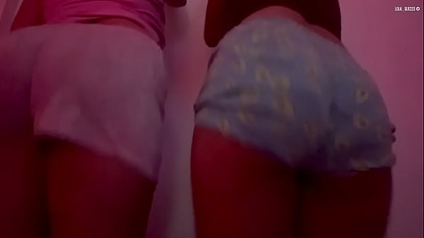 Play MP4 - dos pendejas venezolanas twerking en pelotas