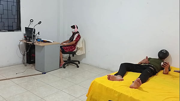 step sister sitting whileI masturbate for her