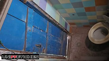 Play MP4 - Big bathtub at the construction site