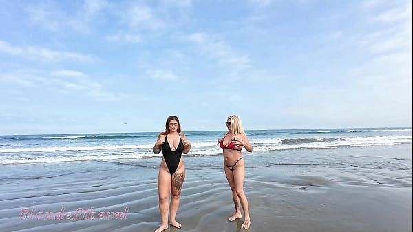 Play MP4 - Eu&comma; bem puta&comma; mostrando a buceta e a bunda na praia&comma; com minha amiga Dai Belan - Trailer