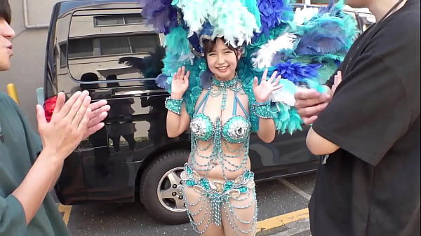Part1 サンバ帰りのtsukkiさんを発見！上着を羽織ってサンバ衣装は脱いでいる状態でした。さっそくお話をして、サンバ衣装に着替えてもらっちゃいました道行く人の視線が集まるド派手さ！肌面積が広くてエロすぎる！そのままホテルに連れて行っちゃいましょう！&hellip; thumbnail
