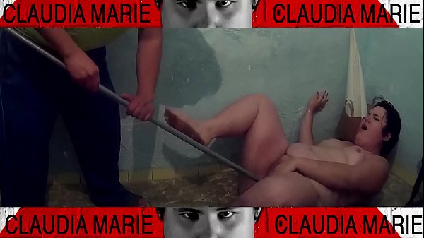 Play MP4 - Meti&eacute;ndole el palo de la escoba a la gorda por el coño&period; Ese co&ntilde;o necesita una limpieza y no hay nada mejor que rasparle el co&ntilde;o a la gorda para com&eacute;rmerlo&period;