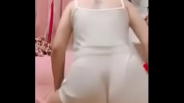 Novinha branquinha rabuda mexendo as nadegas