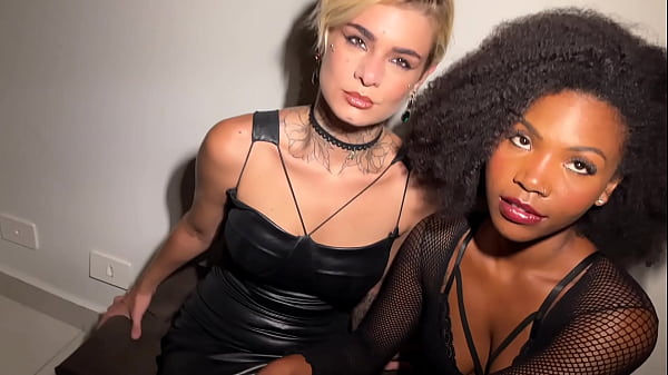 Nonton Duas Namoradas Fazendo Sexo Numa Festa Kyara Hora E Russah thumbnail