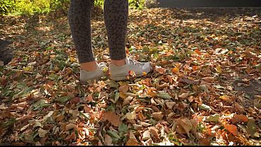 Nonton Sexy Feet With Long Toes Crushing Leves Outdoors thumbnail
