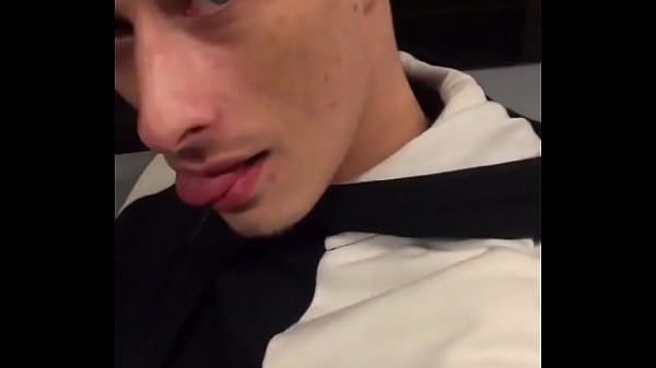 Play MP4 - Gostoso me chupando no metro