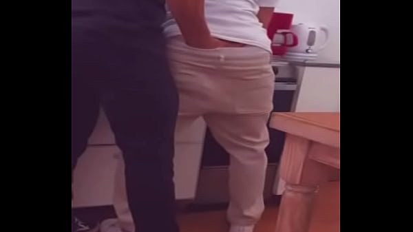 Compa&ntilde;ero de departamento me toca y se prende y me folla en la cocina 