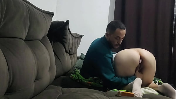 Meia irm&atilde; pede ajuda ao meio irm&atilde;o para remover plug anal da bunda enquanto a madrasta est&aacute; ausente