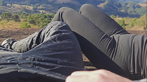 Marido n&atilde;o quis acompanhar a esposa at&eacute; o mirante ent&atilde;o eu o guia de turismo fodi sua bunda gostosa 