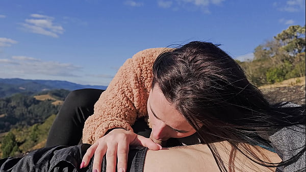 Marido n&atilde;o quis acompanhar a esposa at&eacute; o mirante ent&atilde;o eu o guia de turismo fodi sua bunda gostosa 