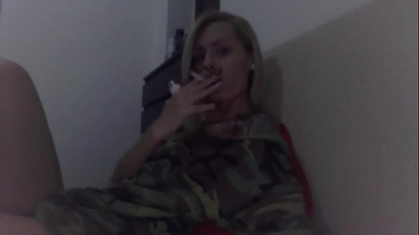 Play MP4 - skinny blonde smoking sexy body