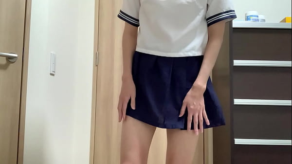 女子の制服を着て恥ずかしそうにパンツを脱いでいます 