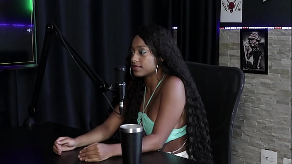 Já fez_várias_menage a_personalidade lhe atrai_estranhou porque não estava sendo comida disse_como começou Vicky Menage SHEER RED