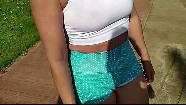 Novinha gostosa da academia pagou boquete para personal e deixou gozar na boca em p&uacute_blico