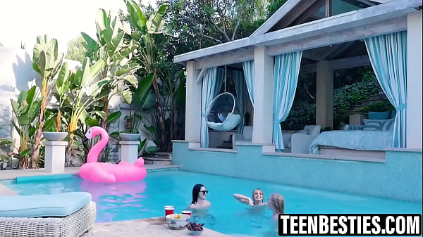 Nonton Poolside Lesbian Oral With Three Gorgeous Besties thumbnail
