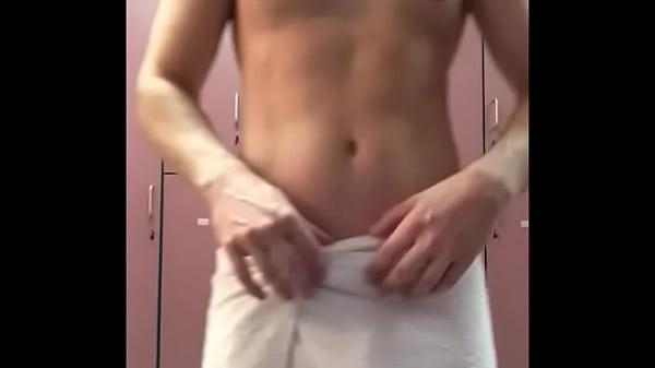 Play MP4 - Flagrado pelado no vesti&aacute;rio