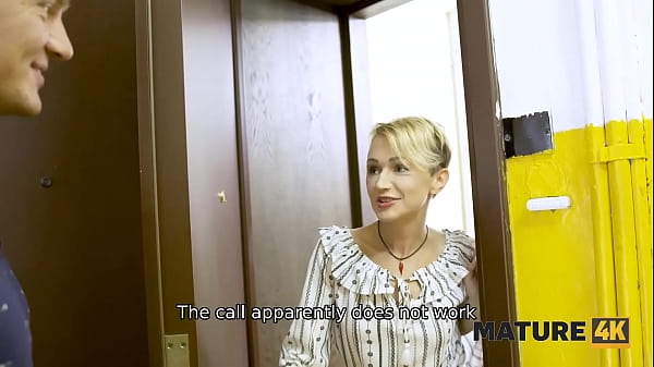 Play MP4 - MATURE4K&period; Bed must be tested first so mature woman gives muff to client