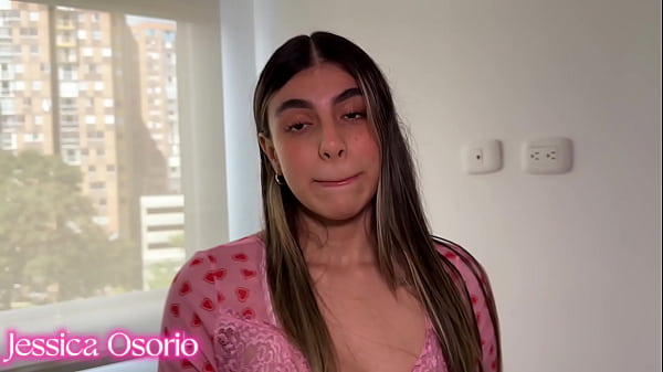 Me cojo a mi EMPLEADA DE SERVICIO LATINA aprovechando que mi esposa estaba de viaje PARTE #1 