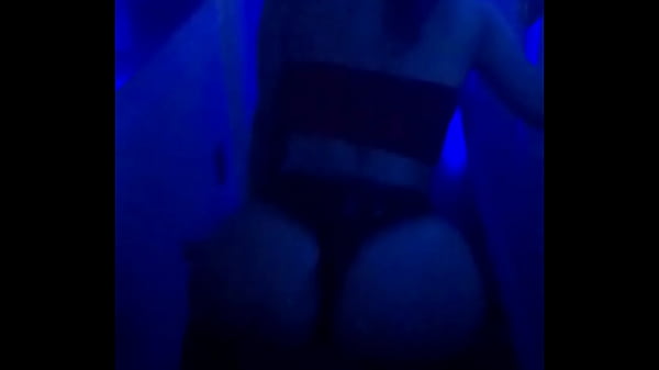 Novinha rebolando muito