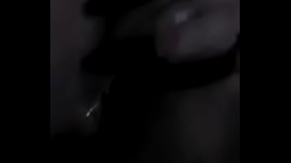 Putita se moja los dedos colandoselos