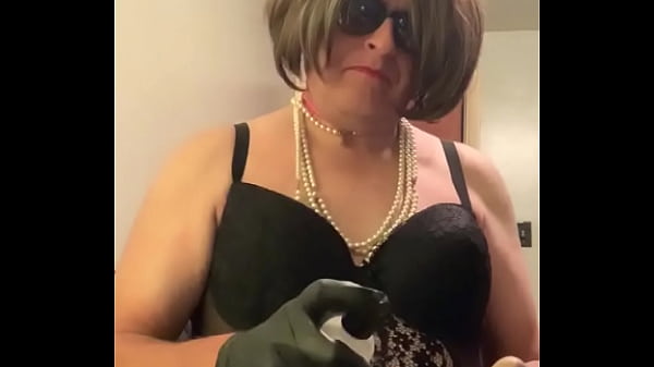 Play MP4 - CD Nikki cum off a dildo