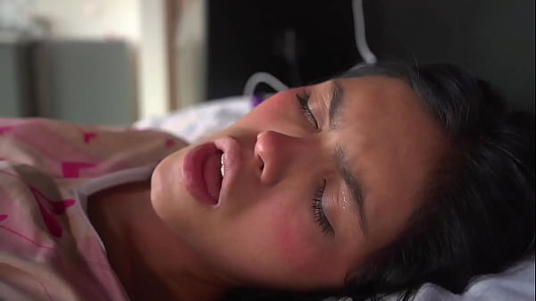 Al Despertar, Mia Calienta Su Cuerpo Y Su Co&ntilde;o. Primero Con Los Dedos, Luego Con Un Vibrador Brutal Que La Sacude Hasta Hacerla Gemir De Placer Absoluto. thumbnail