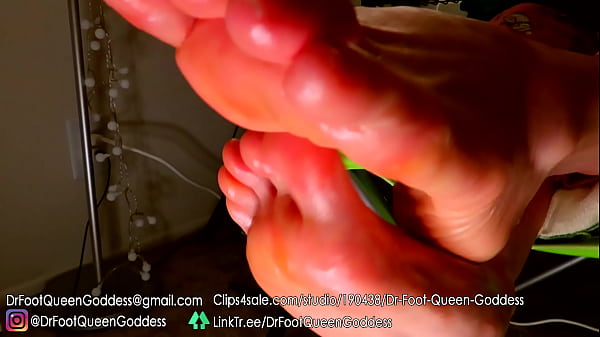 Wrinkled oiled soles rubbing 