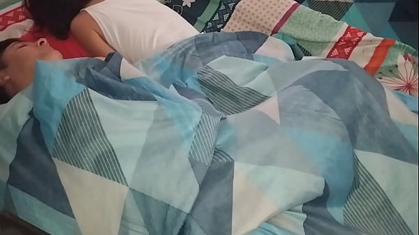 Play MP4 - Estaba acostado y descubr&iacute; que en mi cama estaba mi hermanastra tambi&eacute;n&comma;no pude evitar follarla antes de irme al trabajo