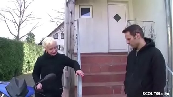 Extrem_schlankes Teeny_Girl bekommt einen Fick_von ihm