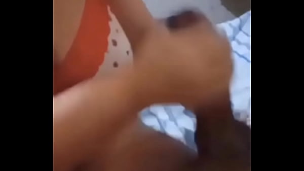 Marido idiota gozou_na minhamão enquanto eu dizia_que precisava deum pau_de verdade