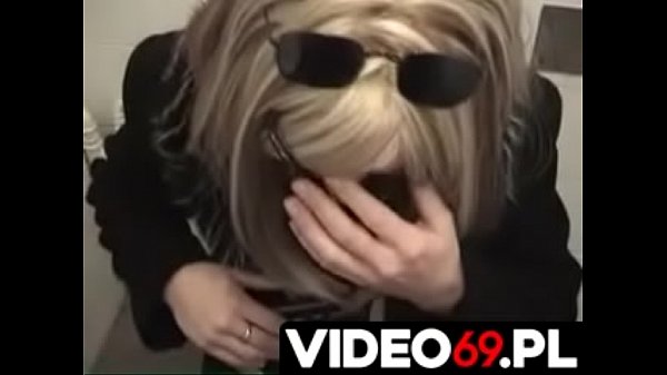 Polskie porno_Zapłakana nastolatka robi mi loda na stacji benzynowej