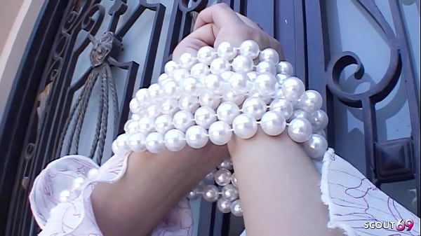 Nonton Fit Blonde Slavegirl Ginger Lee With Green Eyes Get Hard Fucked By White Monster Cock And Swallow Cum thumbnail