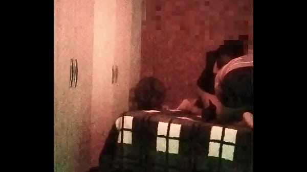 Play MP4 - Marido filma esposa metendo com neg&atilde;o dotado na cama do casal&period;