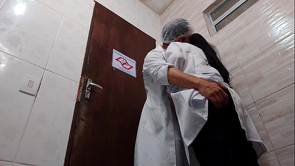 Play MP4 - Enfermeira Tira a Camisinha Transando com Doutor Asi&aacute;tico no Banheiro do Hospital