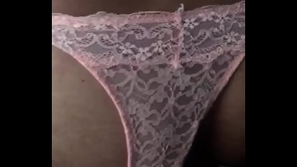 Comendo a puta de gostosa que foi me servir em casa de calsinha 