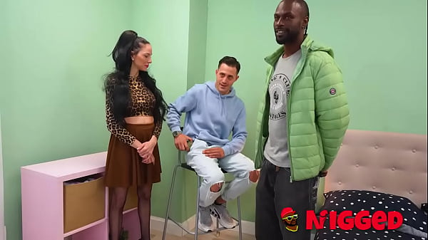 Play MP4 - Vampirosa and her cuckold boyfriend agree to fuck with a black