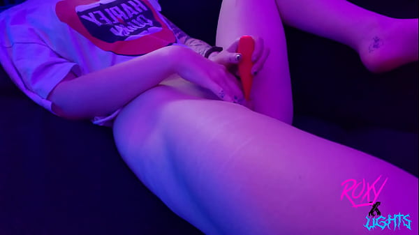Roxy Lights masturbatingwith toy