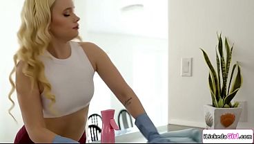 Nonton Blondes Lexi Lore And Her Roommate Khloe Kingsley Are Having A Good Time After Doing Chores. She Rims Her Ass, In Return Khloe Licks Her Shaved Pussy thumbnail