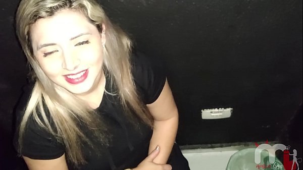 Play MP4 - No &uacute;ltimo dia do ano a safada resolve ir a uma cabine gloryhole para foder mesmo estando com a buceta peluda&period;