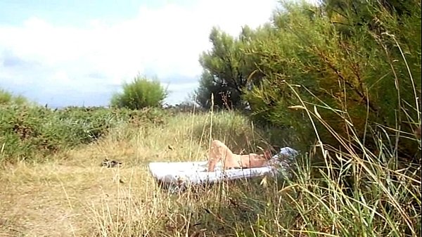 une grosse maturese branle dans_les dunes devantun voyeur