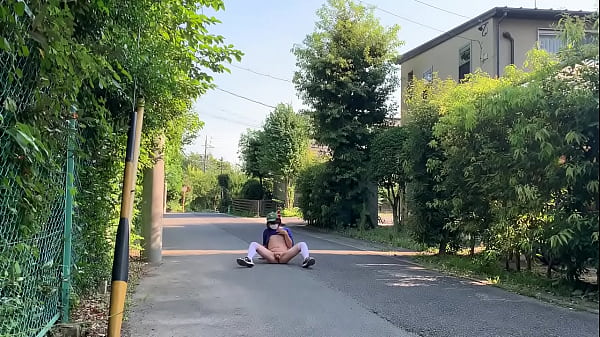 女装まゆの住宅街で大股開き 