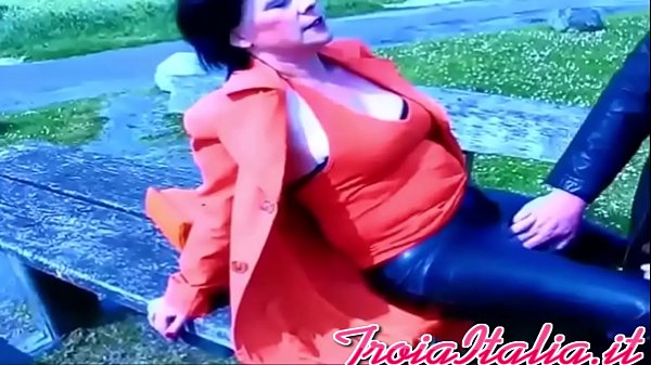 Matura madre vuole una pausa per vuoto testicolo del nipote