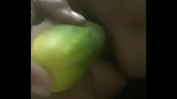 Se masturbando com opepino