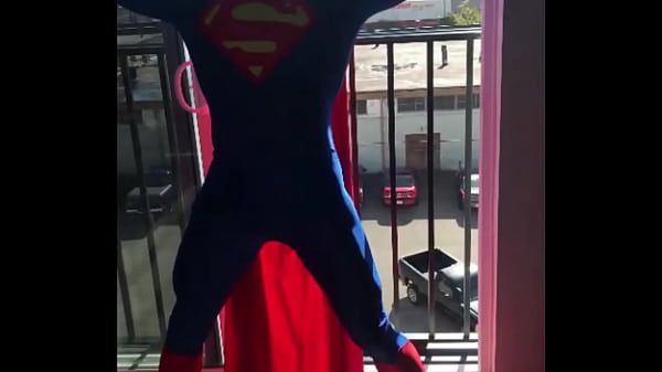 Hombre gay en traje de spandex realiza un baile sexy  (fetiche de zentai) 