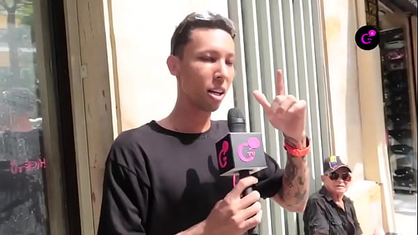 Nonton El Dermat&oacute;logo Que Vive En Las Informalidad Hace M&aacute;s A&ntilde;os thumbnail