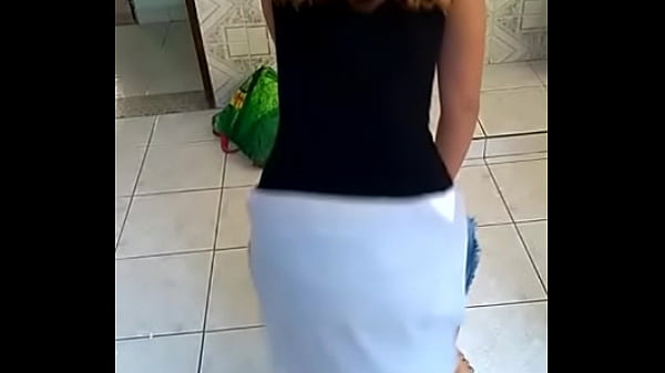 Novinha Dan&ccedil;ando Funk No Quintal!!! thumbnail