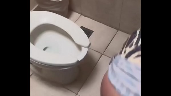 Play MP4 - Me la COJO de en el Ba&ntilde;o&comma; La Acabo de CONOCER en una FIESTA y me la COJO en el BA&Ntilde;O&period;