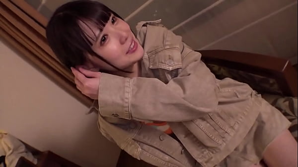 Part1 ｢充電させてくれませんか？｣と優しい美女にお願いして、スマホを充電させてもらいつつエッチな充電もしちゃうスケベ企画。今回充電器を貸してくれた女神は、ななみちゃん！お兄ちゃんと一緒に充電器を貸してくれましたっ！ thumbnail